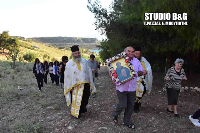 Γιόρτασε το γραφικό εκκλησάκι του Αγίου Ιωάννη του Θεολόγου στη Καραθώνα (βίντεο)