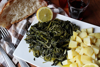 Insalata di erbe selvatiche e patate bollite. Ricetta antica, a basso costo