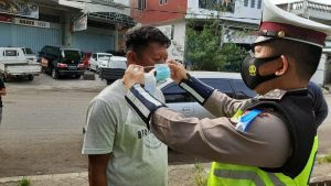 Operasi Zebra di Tengah Pandemi, Sat Lantas Polres Wajo Bagikan 100 Masker Kepada Pengendara