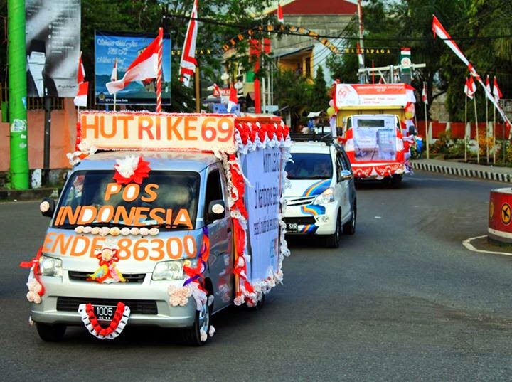 ENDE DALAM GAMBAR  Parade Mobil  Hias  Di Kota Ende