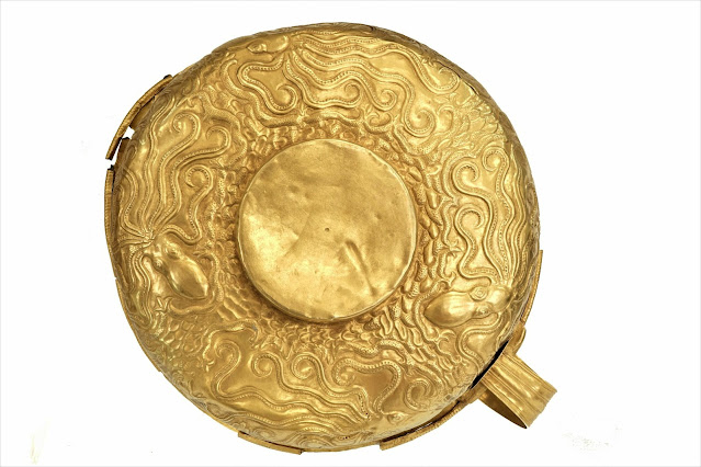 Χρυσό αβαθές κύπελλο με ανάγλυφη διακόσμηση που αποδίδει θαλασσινό τοπίο από τη Μιδέα (Δενδρά) Αργολίδας. 1500–1300 π.Χ. ΕΑΜ, Π 7341. © Εθνικό Αρχαιολογικό Μουσείο/Μ. Κοντάκη
