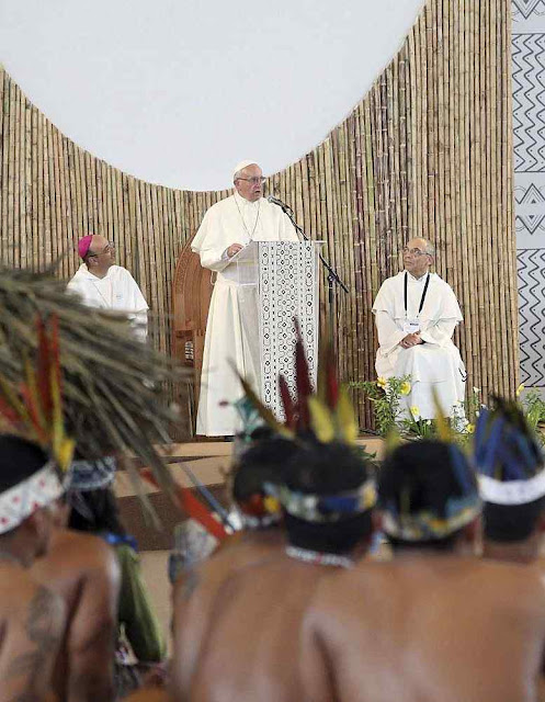 Francisco em Puerto Maldonado. A nova evangelização não visa tirar os índios do primitivismo e da superstição. Mas iniciar os futuros "ex-civilizados" na integração com a natureza divinizada