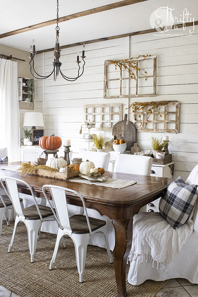 farmhouse fall dining room decor and decorating ideas. Traditional farmhouse dining room decor. Fall tablescape and placesettings. Fall buffet decor.