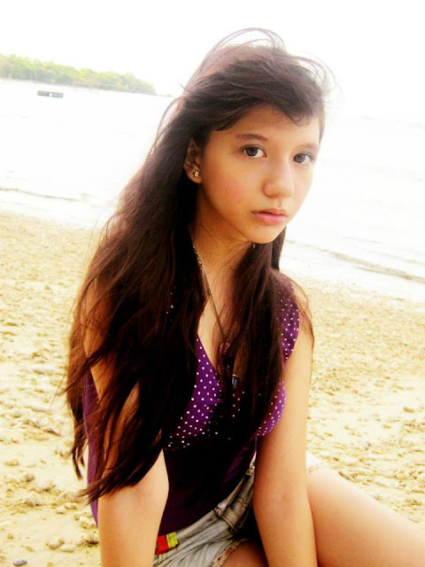 Foto-Foto Sexy Cassandra Winxs di pantai