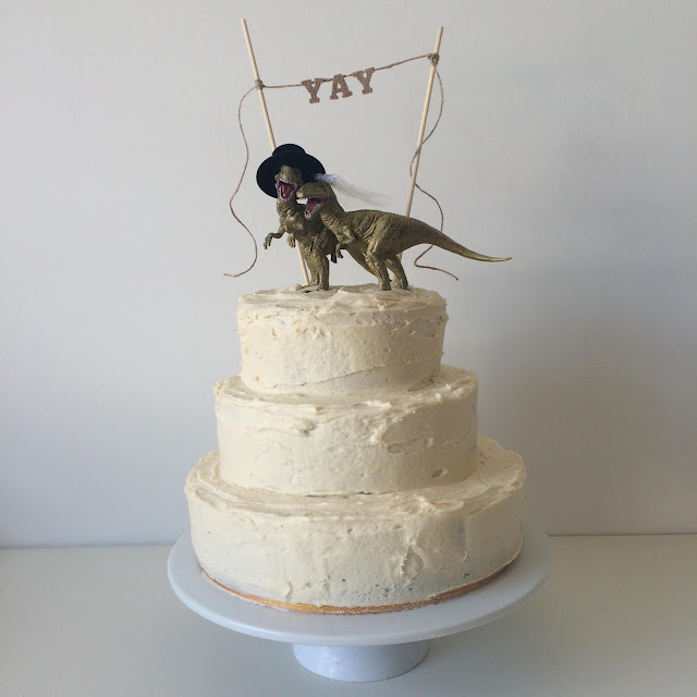 rawr wedding cake >> STARTS WITH CUPCAKES