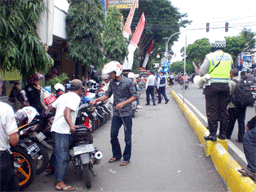 Parkir Liar di Sepanjang Jalan Sudirman, Diduga Dibekingi Oknum