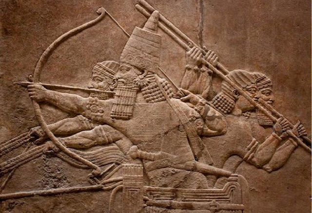 Древний рельеф с изображением ассирийских воинов, сражающихся на войне