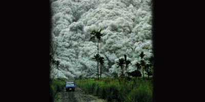 FOTO MOBIL RELAWAN YANG DIKEJAR WEDHUS GEMBEL GUNUNG MERAPI