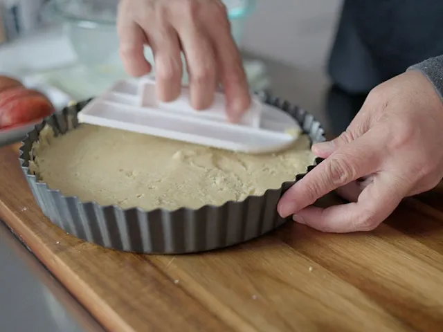 Level the dough in the pan.