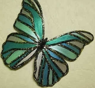 http://un-mundo-manualidades.blogspot.com.es/2013/12/hermosa-mariposa-hecha-con-botella-de.html