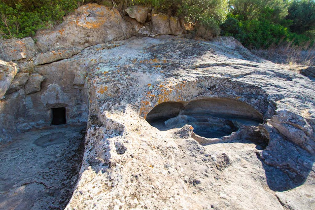 Necropoli di Montessu-Tomba a sepolcro e tomba a corridoio