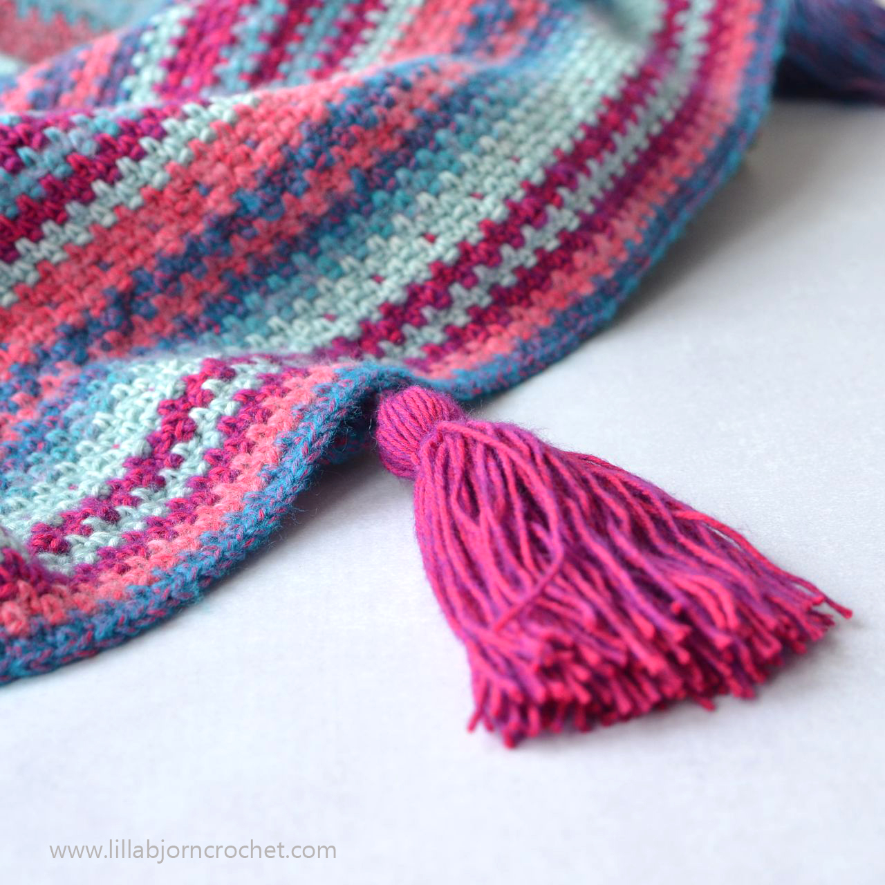 Crochet shawl with linen stitch - free pattern by www.lillabjorncrochet.com