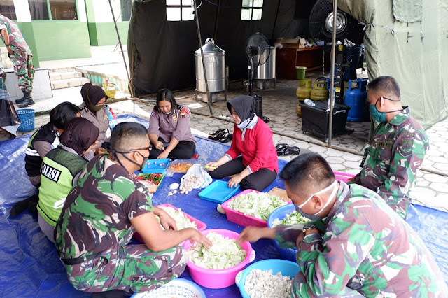 KodimKaranganyar - Tidak Ada Kata Bosan Bagi TNI-Polri Untuk Membantu Meringankan Beban Masyarakat