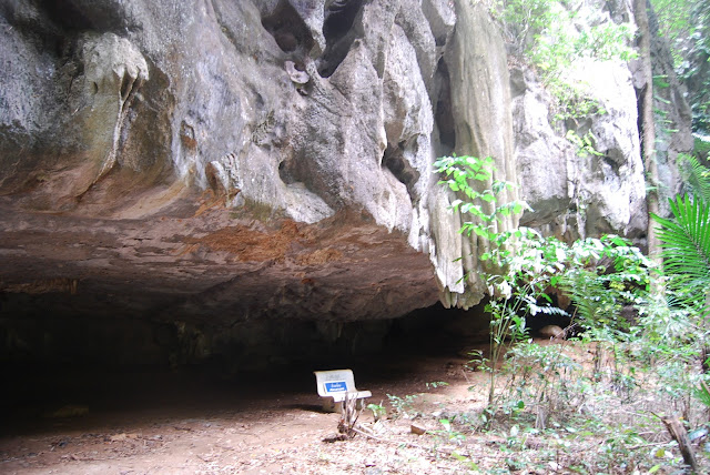 Лавочка под скалой в  Tiger Cave Temple, Krabi, Thailand.