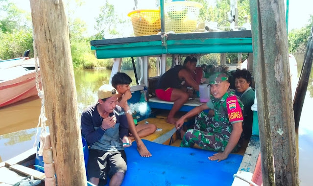 Komsos Bersama Nelayan Desa Sungai Ulu, Babinsa IP Situmorang : Waspada Terhadap Cuaca Buruk