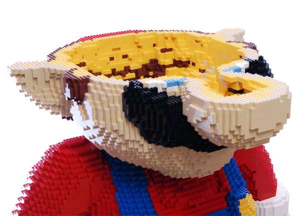 Estátua gigante do Mario feita de Lego