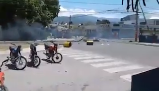 Video: Empleados de la Zona Franca protestan por el reinicio de labores