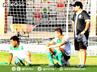 Oscar Ribera y Alan Mercado observan la práctica de Oriente Petrolero a un costado de la cancha, ambos jugadores salieron lesionados - DaleOoo