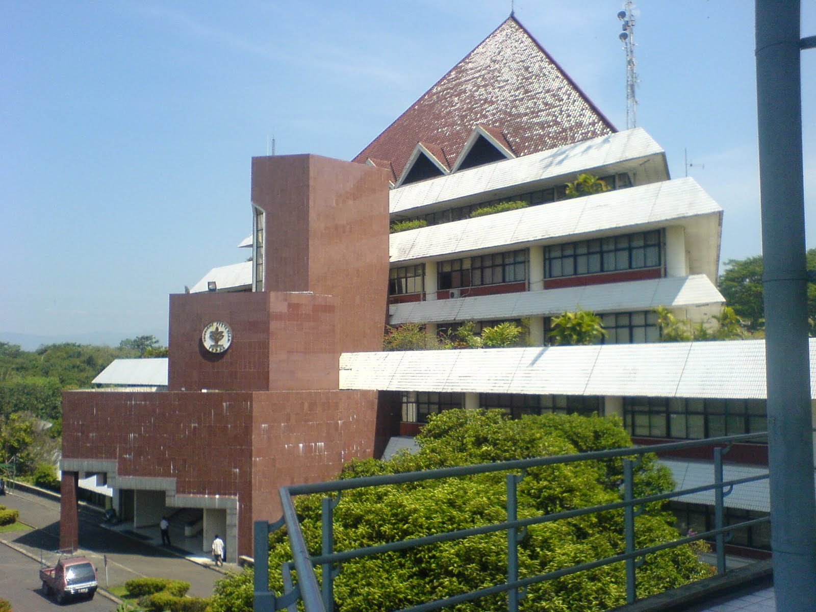 Yang pertama tentu Gedung Rektorat IPB di kampus IPB Darmaga Gedung yang diberi nama Gedung Andi Hakim Nasution Sesuai nama Guru Besar IPB