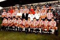 C. D. LOGROÑÉS - Logroño, ESPAÑA - Temporada 1987-88 - Moncaleán, Chiri, Adolfo, Martín, Huguet, Abadía, Adriano y Pérez; Arellano (masaj.), Areitu, Casimiro Torres, Comas, Martos, Nano (2º entrenador), Joaquín Nogueruela (presid.), Jesús Aranguren (entren.), Gilabert (prep. físico), Purroy, Percaz (deleg.) y Pinedo (médico); Urra (médico), Albis, Ángel, García Barrero, Gelucho, Raúl, Sánchez Lorenzo, López Pérez, Lotina, Jorge y Martlaján - Plantilla del Club Deportivo Logroñés, clasificado 13º en la Liga de 1ª División, con Aranguren de entrenador