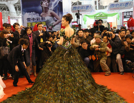 A model recently presented a wedding dress decorated with peacock feathers