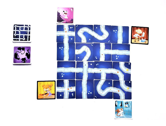 na zdjęciu karty rozłożone na stole i gotowe do gry w wariancie łatwym 3x3