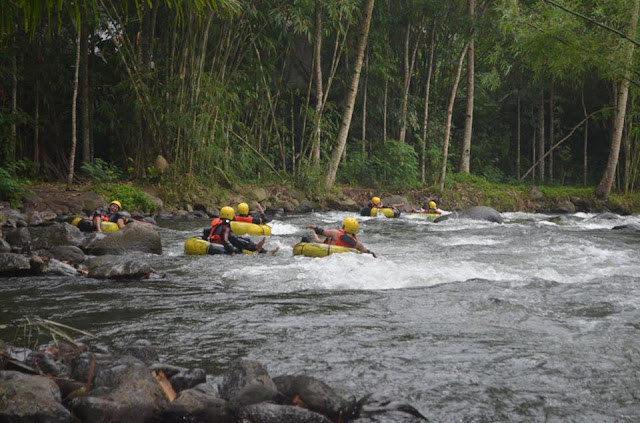 Tubing di Sungai Jambewangi, Kecamatan Sempu, Banyuwangi.