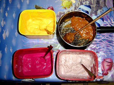 Alguns dos patês usados para a cobertura e recheio: cenoura, tomate (na panela), beterraba e azeitonas pretas