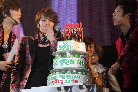 [ss501+with+cake.jpg]