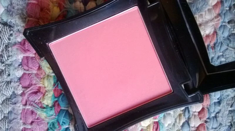 Illamasqua Powder Blusher 'Hussy' Review and Swatch