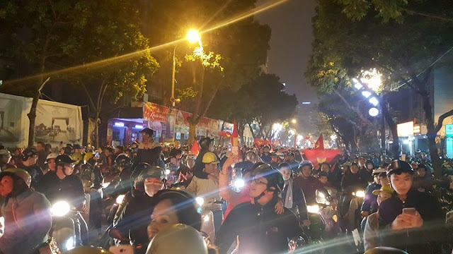 Hàng nghìn người khắp cả nước xuống đường mừng chiến thắng U23 Việt Nam