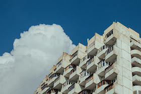 Weißes Betongebäude mit Balkonen