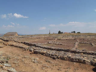 Ruinas de Numancia con reconstruccion de casa celtibera al findo