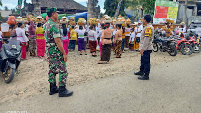 Polsek Lunyuk Lakukan Pengamanan Hari Raya Galungan di Pura Banjar