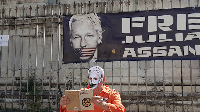 l'attivista che impersona Assange nella cella in isolamento