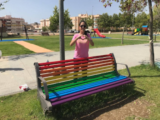 La edil de igual con el banco pintado con los colores de la bandera LGTBIQ