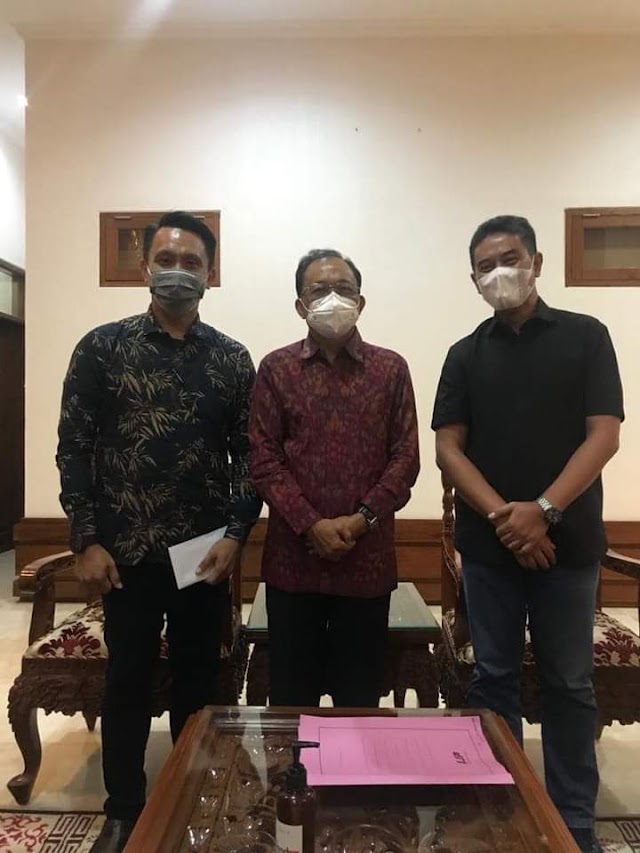 H.Mulyadi Putra Serahkan Data Santri Asal Bali Yang Mondok Di Jawa Kepada Gubenur Bali
