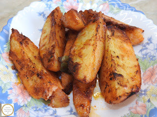Cartofi la cuptor taranesti cu sos de rosii condimente si plante aromatice reteta de post retete de mancare cu legume,