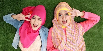 Berhijab Tetap Bisa Memakai Baju Lengan Pendek Dengan Trik Ini