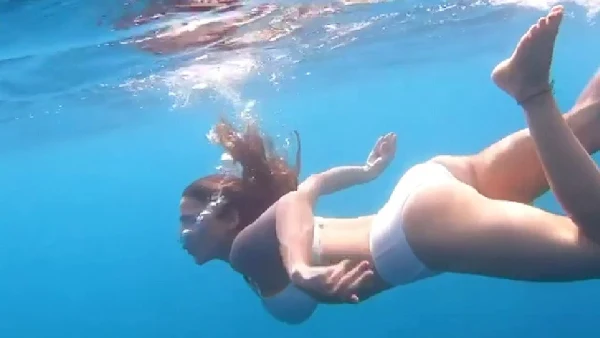 Sara Ali Khan bikini underwater bollywood actress