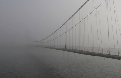 Подвесной мост в тумане.