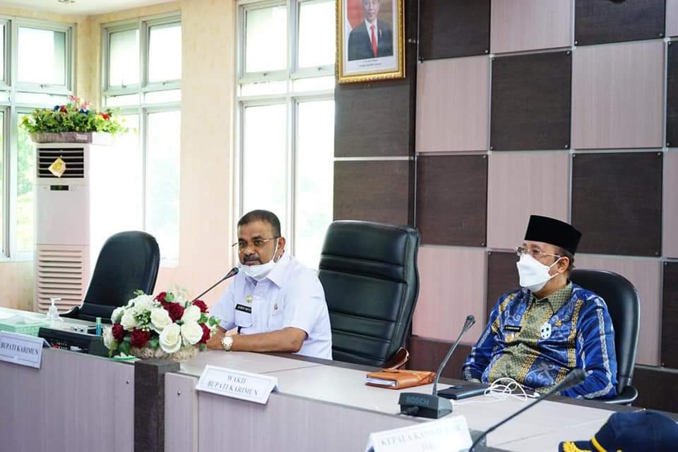 Bupati Asahan Buka Puasa Bersama dengan Yayasan Universitas Asahan.  Bupati Asahan H. Surya, BSc yang juga merupakan Penasehat Yayasan Universitas Asahan menghadiri buka puasa bersama dengan Yayasan Universitas Asahan (UNA).   Kegiatan yang dilaksanakan di lapangan parkir   Universitas Asahan, Kamis (29/04/2021) ini dihadiri oleh Pj Sekretaris Daerah Kabupaten Asahan, beberapa OPD di Lingkungan Pemerintah Kabupaten Asahan, Pembina Yayasan UNA, Ketua Yayasan UNA, Rektor UNA beserta jajaran, mahasiswa dan tamu undangan lainnya.  Prof. Dr. Tri Harsono, M. Si Rektor UNA pada sambutannya mengucapkan terima kasih kepada Bupati Asahan yang telah berkenan hadir dikegiatan yang dilaksanakan pada sore hari ini.  Kegiatan buka puasa bersama yang dirangkai dengan  pemberian santunan anak yatim ini bertujuan untuk memperkuat hubungan antara para dosen dan mahasiswa serta hubungan dengan Pemerintah Kabupaten Asahan yang saat ini sudah terjalin dengan baik.  Pada kesempatan ini juga Ketua Yayasan UNA Drs. Mapilindo, M. Pd mengatakan bahwa kegiatan penyantunan anak yatim dan kaum dhuafa ini akan dilaksanakan selama 2 hari dari tanggal 29-30 April 2021, dengan jumlah 200 anak yatim dan 800 paket sembako kepada kaum dhuafa. Ini merupakan wujud partisipasi UNA kepada masyarakat Asahan yang membutuhkan.  Beliau menambahkan, UNA saat ini tidak main-main untuk mewujudkan UNA menjadi Universitas yang Unggul yang mampu bersaing dengan Univeraitas yang lain. Hal ini dibuktikan dengan banyaknya dosen yang telah selesai menempuh program study S-3.  Beliau juga mengatakan, hubungan UNA dengan Pemerintah Kabupaten Asahan saat ini sangat baik, maka dari itu, kita harus membantu mewujudkan visi dan misi Pemerintah Kabupaten Asahan   Menutup sambutannya beliau mengatakan, kami berharap Pemerintah Kabupaten Asahan dapat membantu UNA dalam mengembangkan sarana dan prasarana serta berharap dapat menjadikan UNA menjadi salah satu ikon pendidikan di Kabupaten Asahan.  Sebelum memberikan bimbingan dan arahannya Bupati Asahan H. Surya, BSc memberikan santunan kepada anak yatim dan kaum dhuafa secara simbolis  Bupati Asahan H. Surya, BSc pada bimbingan dan arahannya mengucapkan terima kasih kepada UNA yang telah melaksanakan tugasnya secara profesional didalam membantu Pemerintah Daerah guna mewujudkan visi dan misi Kabupaten Asahan. UNA telah banyak memberikan kontribusi pembangunan pendidikan di Kabupaten Asahan sehingga masyarakat Kabupaten Asahan khususnya telah banyak melahirkan SDM yang berkualitas bagi perkembangan pendidikan di Kabupaten Asahan.  Beliau juga berharap kepada civitas Akademik UNA untuk terus meningkatkan kontribusi bagi kemajuan pendidikan di Kabupaten Asahan  karena hal tersebut dapat memberikan nilai Positif  bagi UNA dan Pemerintah Kabupaten Asahan.   Selain itu beliau juga mengatakan, Pemerintah Kabupaten Asahan akan memberikan perhatian  khusus kepada  UNA terutama dalam mewujudkan UNA menjadi Salah Satu Universitas yang unggul di Sumatera Utara.    Dikesempatan ini juga Al-Ustadz Abdul Rasyid pada tausiyahnya mengatakan agar seluruh civitas akademik UNA dan para tamu undangan dapat meningkatkan amal ibadahnya selama bulan suci ramadhan ini.