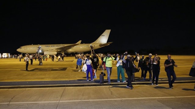Chega ao Brasil primeiro avião da FAB com brasileiros que estavam em Israel