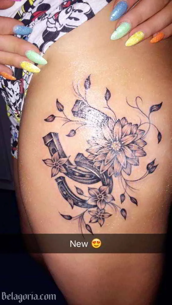 un tatuaje de herradura para una mujer