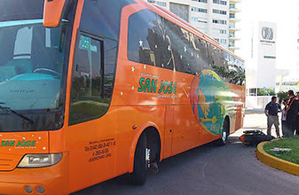 Judicial vs Turibus; policía ministerial a exceso de velocidad se estampa contra camión de turistas; paramédicos del 911 lo ayudan a huir 