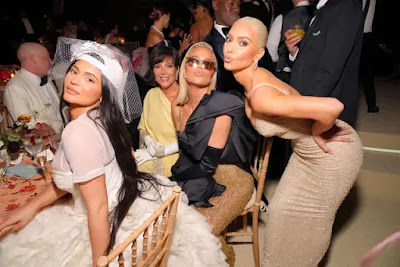 Kylie Jenner, Kris Jenner y Kim Kardashian en la cena de la gala