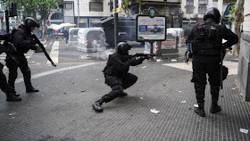 Autorizan a Policía de Argentina disparar "sin dar aviso"