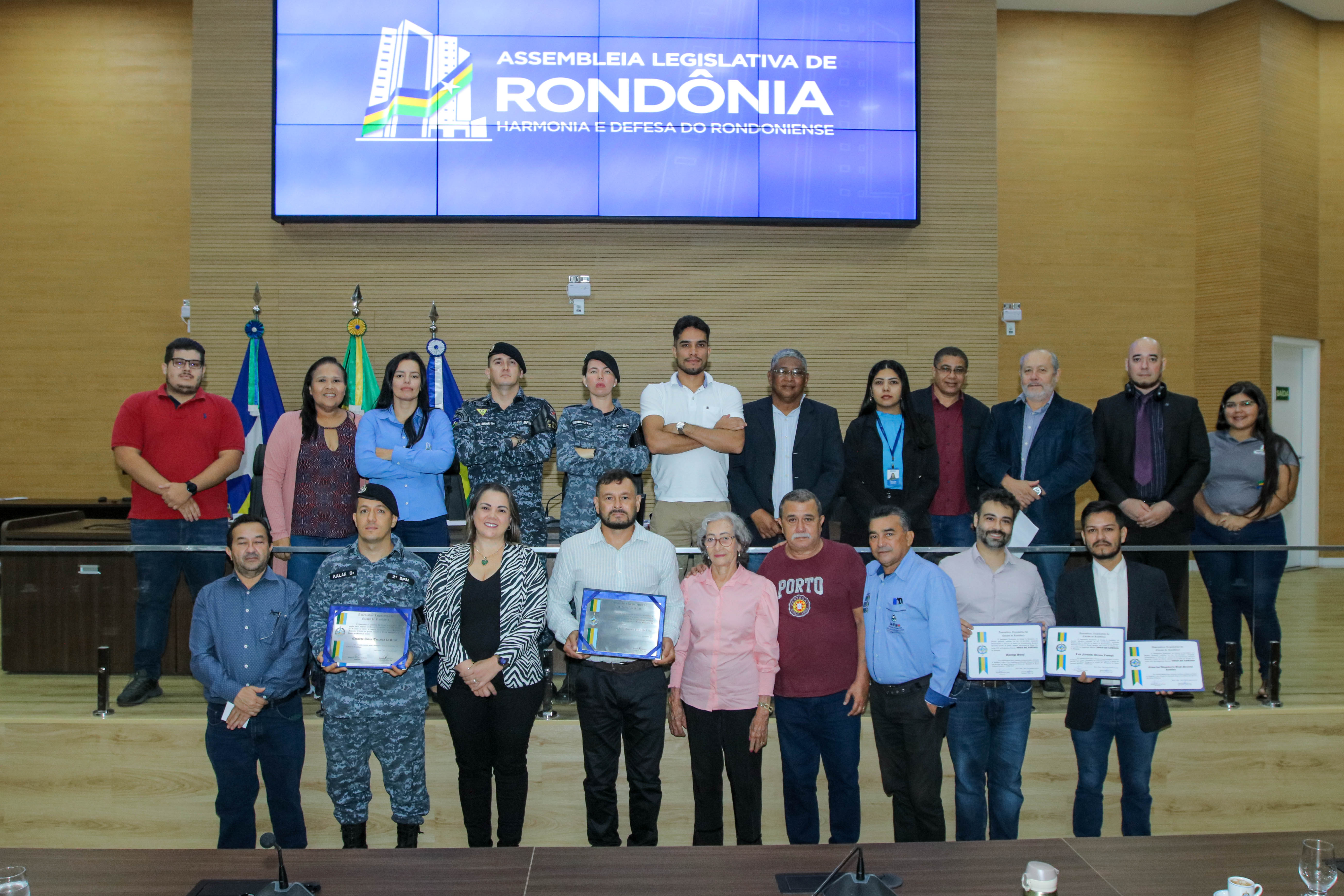 Cláudia de Jesus faz homenagem a policiais, advogados e a OAB Rondônia