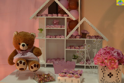 decoração-ursa-marrom-e-rosa-em-bauru-buffet-infantil-provençal-centro-de-mesa-rosa-com-bolinha-marrom