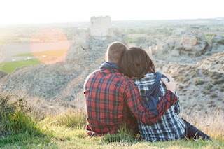 Imagen de una pareja sentadas en la loma de una montaña